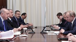 Tổng thống Nga Vladimir Putin và người đồng cấp Thổ Nhĩ Kỳ Recep Tayyip Erdogan gặp gỡ bên lề hội nghị tại Berlin (Ảnh: RT)