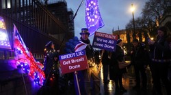 Những người phản đối Brexit tuần hành bên ngoài tòa nhà Hạ viện ở London, Anh (Ảnh: Reuters)