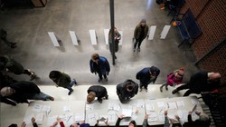 Các cử tri tham gia bầu cử theo hình thức họp kín ở Iowa (Ảnh: Reuters)