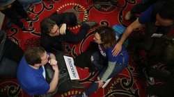 Những người ủng hộ ứng viên Bernie Sanders ngờ rằng đảng Dân chủ muốn tước chiến thắng khỏi tay ông (Ảnh: RT)