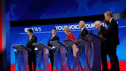 Các ứng viên của đảng Dân chủ trong đêm tranh luận ngày 7/2 (Ảnh: PBS)