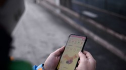 Một người dùng Trung Quốc kiểm tra bằng ứng dụng xem ông có ở gần những người bị nhiễm virus corona hay không (Ảnh: Reuters)