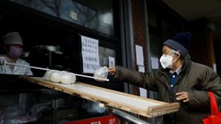 Lo sợ virus corona, người bán hàng ở Bắc Kinh không dám trực tiếp nhận tiền của khách mua (Ảnh: Reuters)