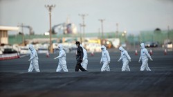 Tình hình ở Vũ Hán vẫn rất nghiêm trọng, lực lượng y tế các nơi tiếp tục được tăng cường tới Vũ Hán (Ảnh AP)