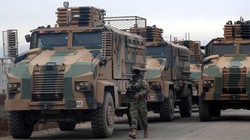 Một binh sĩ Thổ Nhĩ Kỳ di cạnh đoàn xe quân sự ở một khu vực gần tỉnh Idlib, Syria (Ảnh: Reuters)