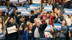 Ông Bernie Sanders cùng vợ, Jane, trong cuộc vận động ở El Paso, Texas hôm 22/2 (Ảnh: Politico)