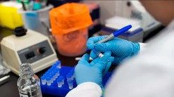 Chuyên viên y tế thử nghiệm mẫu virus corona trong phòng thí nghiệm ở New Jersey (Ảnh: Getty)