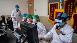 Một nữ bệnh nhân mắc COVID-19 ở Trung Quốc phục hồi nhanh chóng sau khi được điều trị bằng liệu pháp tế bào gốc (Ảnh: Tân Hoa Xã)