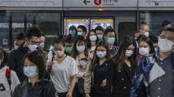 Người dân Hong Kong tại một trạm xe điện ở khu Admiralty (Ảnh: SCMP)