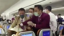 Một bức ảnh chụp cho thấy nữ hành khách Trung Quốc bị khống chế sau khi ho vào nữ tiếp viên của hãng Thai Airways (Ảnh: Handout)