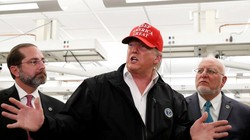 Tổng thống Trump cùng Bộ trưởng Y tế và Dịch vụ Nhân sinh Mỹ Alex Azar (trái) và Giám đốc CDC Robert Redfield ở Atlanta, Georgia hồi tuần trước (Ảnh: Reuters)