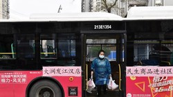 Nghiên cứu mới nhấn mạnh về tầm quan trọng của việc đeo khẩu trang khi di chuyển trên phương tiện công cộng (Ảnh: SCMP)