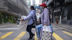 Người dân Hong Kong tích trữ giấy vệ sinh trong bối cảnh dịch COVID-19 (Ảnh: Bloomberg)