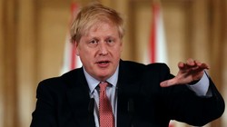 Chiến lược chặn dịch COVID-19 của Thủ tướng Anh Boris Johnson gây nhiều tranh cãi (Ảnh: The Sun)