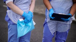 Theo báo cáo về viễn cảnh COVID-19 ở Anh, các nhân viên NHS sẽ là những người chịu sức ép lớn nhất (Ảnh: Guardian)