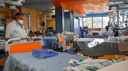 Bác sĩ thăm khám khu điều trị tích cực bệnh nhân COVID-19 tại một bệnh viện ở Rome (Ảnh: AFP)