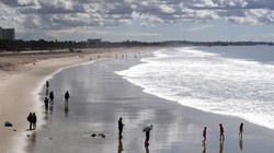 Bãi biển Santa Monica ở California vắng bóng người trong bối cảnh dịch COVID-19 lan rộng (Ảnh: CNN)