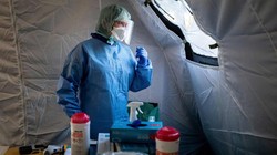 Bác sĩ chờ bệnh nhân COVID-19 trong một căn lều đặc biệt gần bệnh viện ở Lublin, Ba Lan (Ảnh: Reuters)