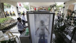 Quy trình khử trùng trước khi đi vào tòa thị chính ở thủ đô Manila, Philippines (Ảnh: SCMP)