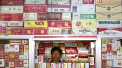 Một cửa hiệu bán thuốc lá ở Bắc Kinh, Trung Quốc. 50% đàn ông Trung Quốc hút thuốc trong khi tỷ lệ ở phụ nữ chỉ là 2% (Ảnh: AP)