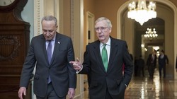 Thủ lĩnh phe thiểu số Chuck Schumer (trái) và Thủ lĩnh phe đa số tại Thượng viện Mitch McConnell rất nỗ lực để thông qua gói cứu trợ (Ảnh: Politico)
