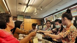 Khách nườm nườm tới mua Jamu tại cửa hiệu Jamu Bukti Mentjos, Jakarta (Ảnh: SCMP)