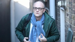 Ông Dominic Cummings chạy trốn khỏi Số 10 Phố Downing sau khi nghe tin Thủ tướng Anh mắc COVID-19 (Ảnh: Sputnik)