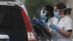 Nhân viên y tế tại một trạm iểm tra COVID-19 trên xe hơi ở London, Anh (Ảnh: EPA)