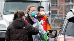 Một phụ nữ quyên góp đồ bảo hộ y tế ở Chicago, bang Illinois (Ảnh: AFP)