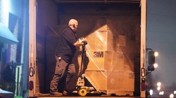 Hàng hóa tích trữ đầu cơ đã được phân phối cho các y bác sĩ tuyến đầu chống COVID-19 ở một số bang (Ảnh: NYPost)