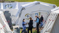 Một bệnh viện dã chiến điều trị người bệnh COVID-19 ở New York, Mỹ (Ảnh: The Sun)