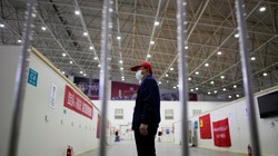 Tình nguyện viên bên trong một bệnh viện dã chiến điều trị COVID-19 ở Vũ Hán, Trung Quốc (Ảnh: Reuters)