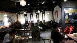 Nghiên cứu mới khuyến cáo các nhà hàng nên tăng khoảng cách giữa các bàn ăn (Ảnh: Reuters)