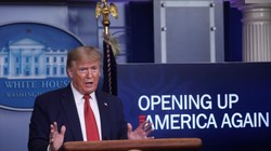 Tổng thống Trump trả lời báo chí về kế hoạch mở cửa lại nền kinh tế trong cuộc họp báo tại Nhà Trắng (Ảnh: Reuters)