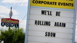 Mỹ ghi nhận số ca tử vong tăng đột biến ngay trong lúc nhiều bang rục rịch mở cửa trở lại (Ảnh: RT)