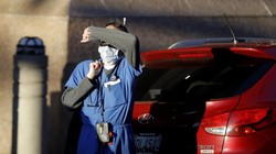 Nhân viên thuộc Trung tâm Y tế Baltimore, bang Maryland, Mỹ che mắt khỏi ánh nắng (Ảnh: AP)