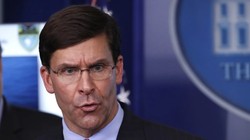 Bộ trưởng Quốc phòng Mỹ Mark Esper nói về virus corona trong cuộc họp báo tại Nhà Trắng ngày 1/4 (Ảnh: AP)