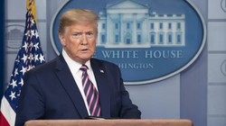 Tổng thống Trump nói rằng việc họp báo về COVID-19 là "phí thời gian" (Ảnh: Bloomberg)