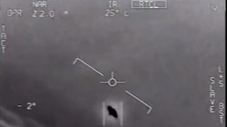 Hình ảnh trong một đoạn video về UFO được Lầu Năm Góc công bố (Ảnh: Business Insider)