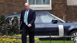 Bộ trưởng Quốc phòng Anh Ben Wallace cho rằng Trung Quốc cần trả lời nhiều câu hỏi liên quan tới COVID-19 (Ảnh: Reuters)