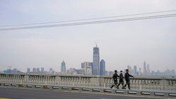 Lực lượng bán quân sự tuần tra sau khi lệnh phong tỏa ở Vũ Hán được gỡ bỏ (Ảnh: Reuters)