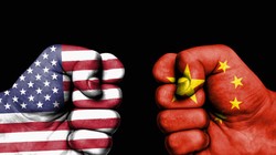 Căng thẳng trong quan hệ giữa hai siêu cường đã âm ỉ suốt 2 thập niên qua (Ảnh: Economic Times)