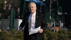 Cố vấn Nhà Trắng Peter Navarro công khai chỉ trích Trung Quốc vì phát tán virus corona và chính quyền Obama (Ảnh: AP)