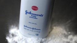 Sản phẩm phấn rôm trẻ em của Johnson & Johnson gây tranh cãi vì cáo buộc có chứa chất gây ung thư (Ảnh: Reuters)