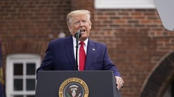 Tổng thống Mỹ Donald Trump tố Twitter can thiệp bầu cử sau khi bị công ty này dán nhãn cảnh báo nội dung (Ảnh: AP)