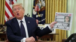 Tổng thống Trump cầm tờ New York Times, trả lời phỏng vấn, trong lúc ký sắc lệnh về các công ty mạng xã hội (Ảnh: CNBC)