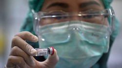 Một mẫu vaccine ngừa COVID-19 đang trong giai đoạn thử nghiệm (Ảnh: AP)