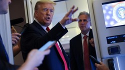 Tổng thống Trump trả lời báo giới trên chuyên cơ Không lực Một (Ảnh: Reuters)