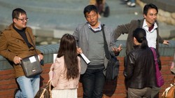 Đàn ông và phụ nữ đơn thân làm quen trong một "hội chợ đơn thân" được một công ty tiệc cưới tổ chức (Ảnh: AFP)