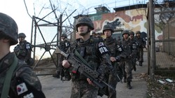 Binh sĩ Hàn Quốc rời khỏi một trạm gác ở DMZ (Ảnh: EPA)